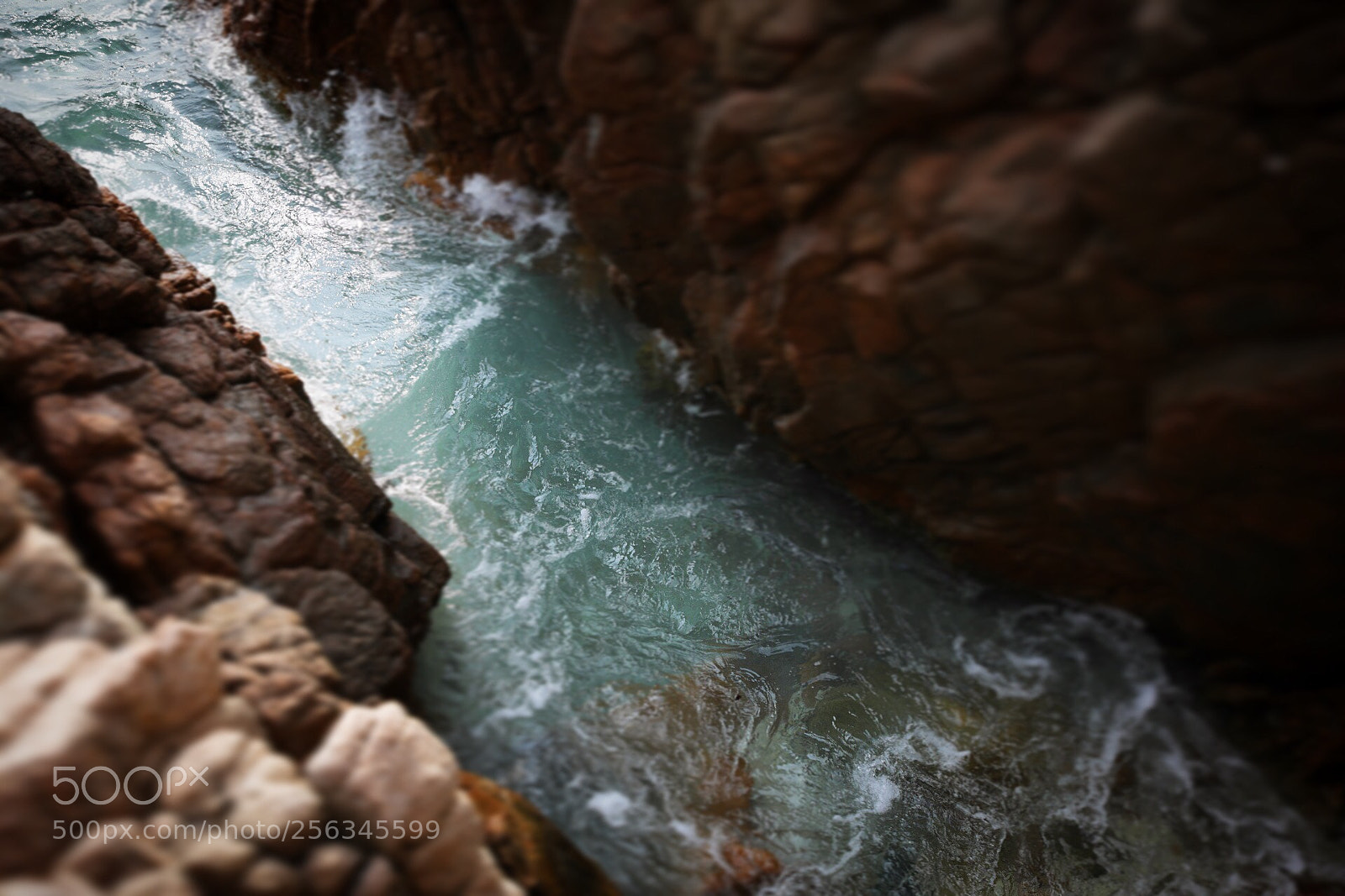 Canon EOS 5D Mark IV sample photo. Waves behind the stone photography