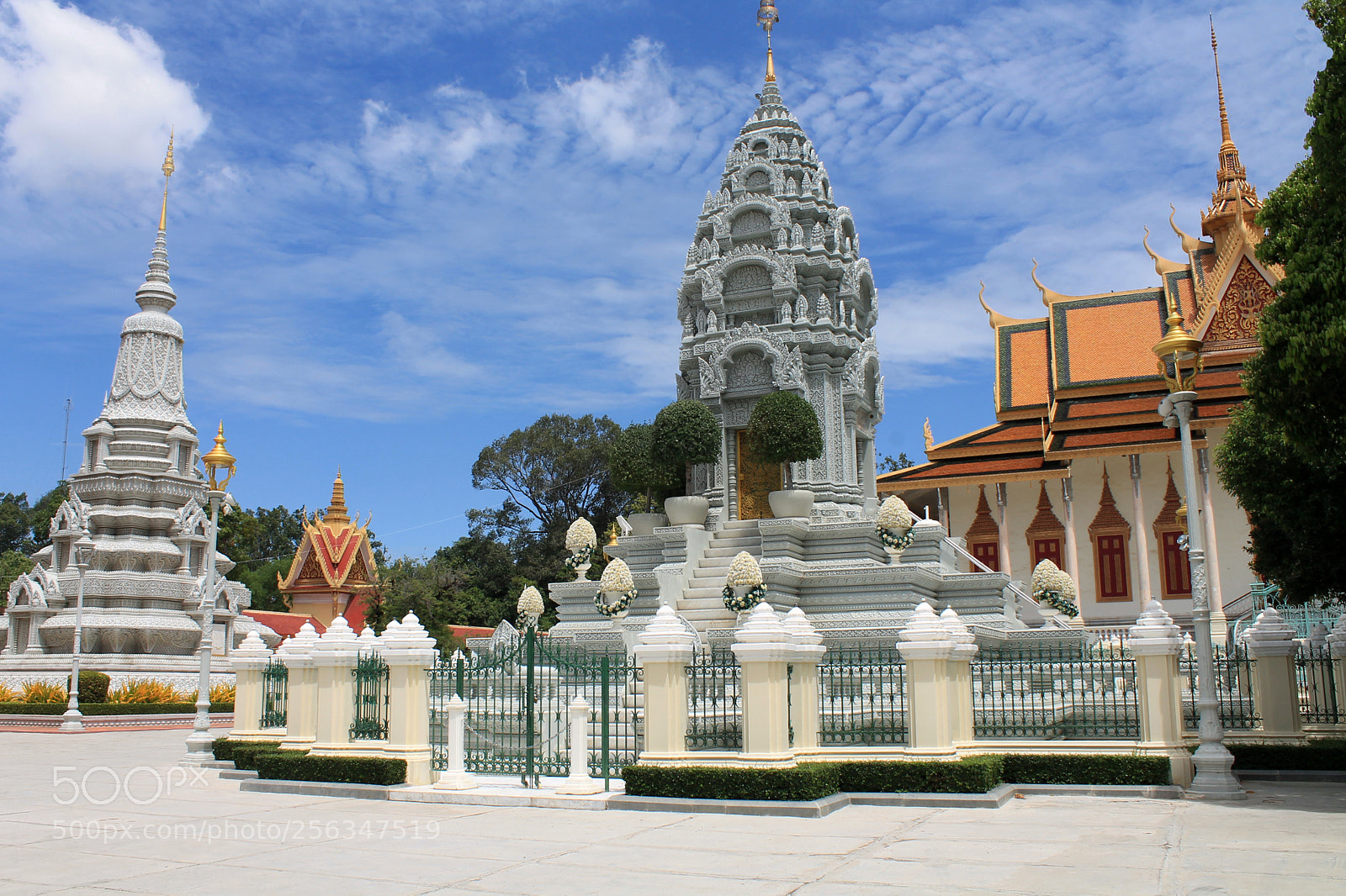 Canon EOS 1100D (EOS Rebel T3 / EOS Kiss X50) sample photo. Stupas in the royal photography
