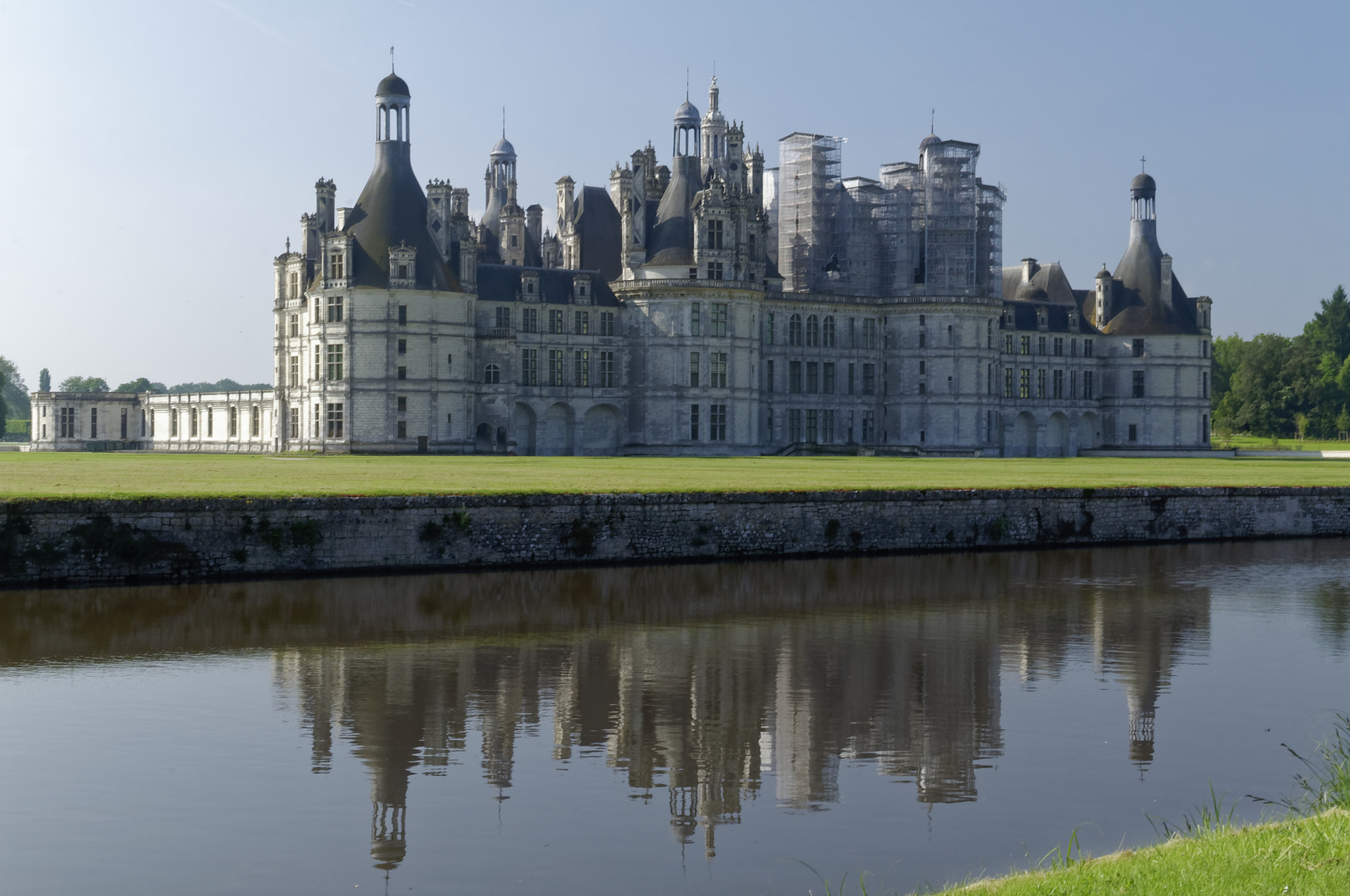 Nikon D5000 + Nikon AF-S DX Nikkor 35mm F1.8G sample photo. Chambord in the mirror photography