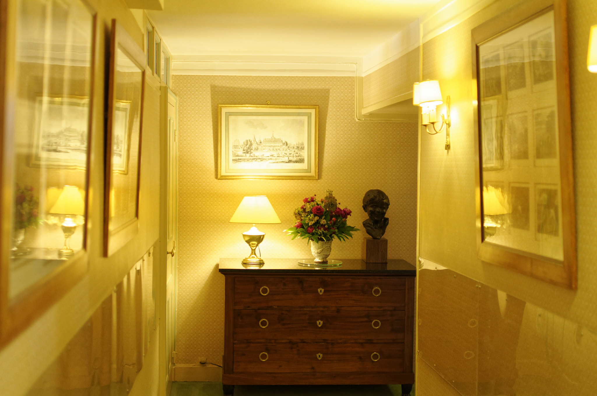 Nikon AF-S DX Nikkor 35mm F1.8G sample photo. Hallway in house of my dreams photography