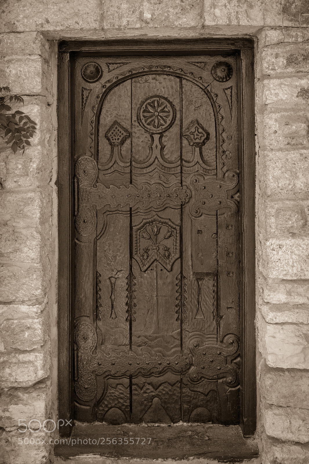 Canon EOS M5 sample photo. Monochrome old carved door photography