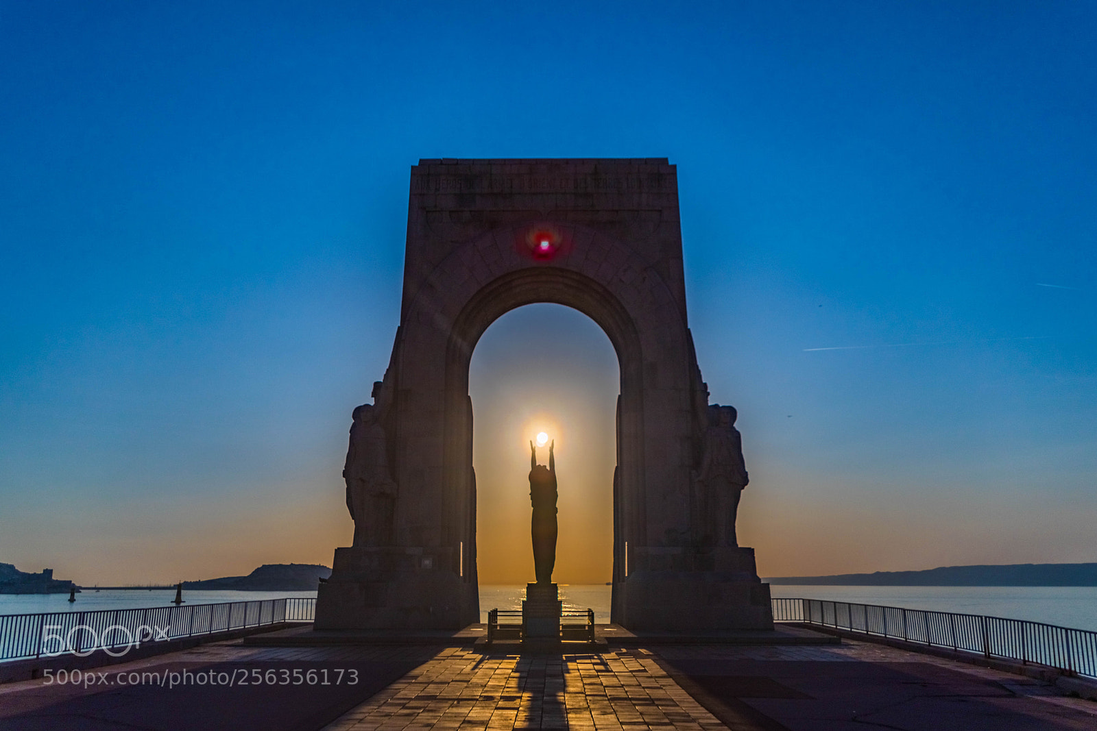 Canon EOS 5D Mark IV sample photo. Soleil dans les mains photography