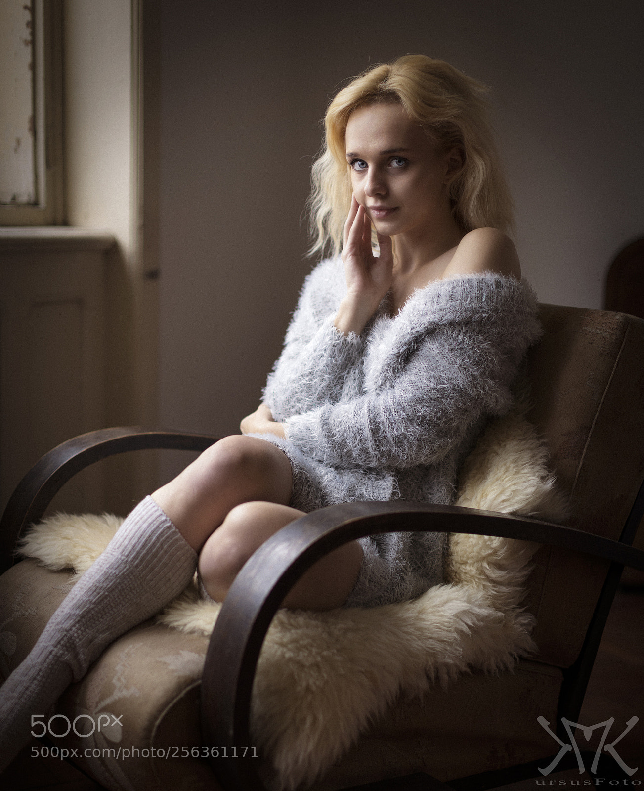 Canon EOS 5D Mark IV sample photo. Cuddly at home photography
