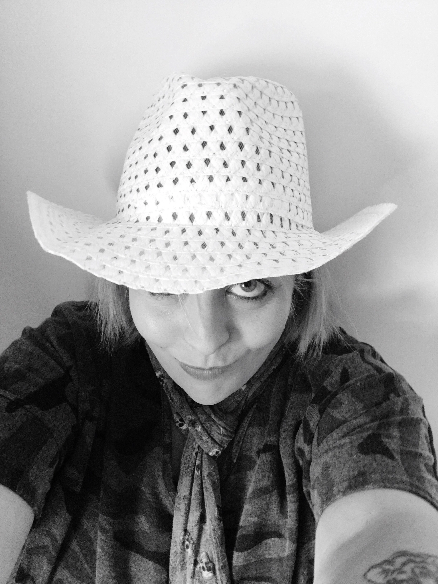 Apple iPad Air 2 sample photo. Woman wearing sun hat photography