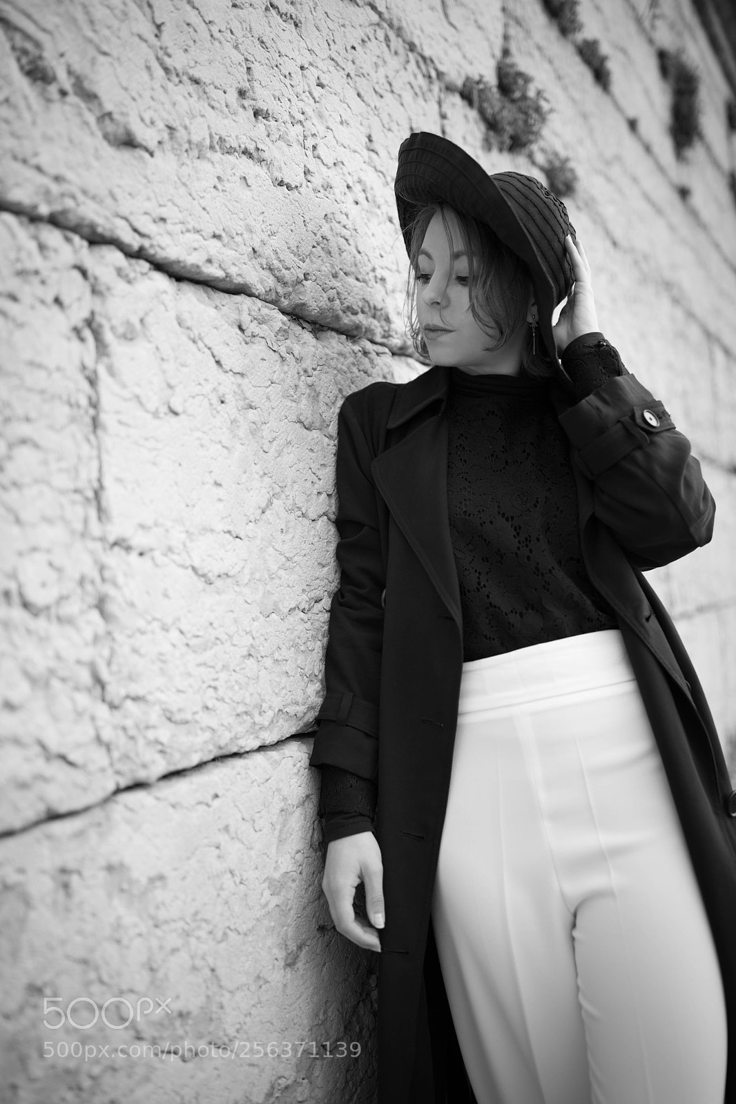 Canon EOS 5D Mark IV sample photo. Leaning against the wall photography