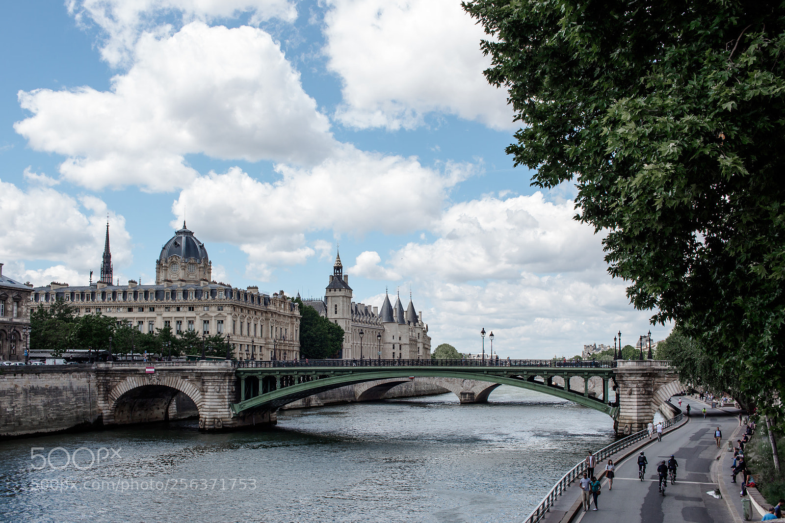 Canon EOS 700D (EOS Rebel T5i / EOS Kiss X7i) sample photo. Paris on a serene photography