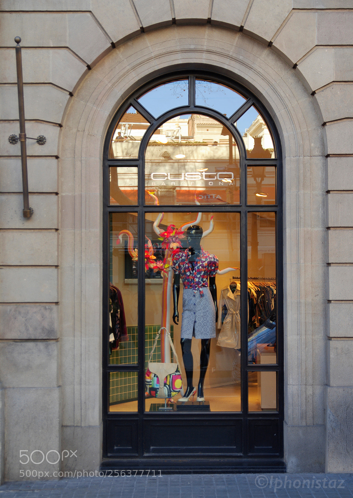 Pentax K10D sample photo. Barcelona reflection shop photography