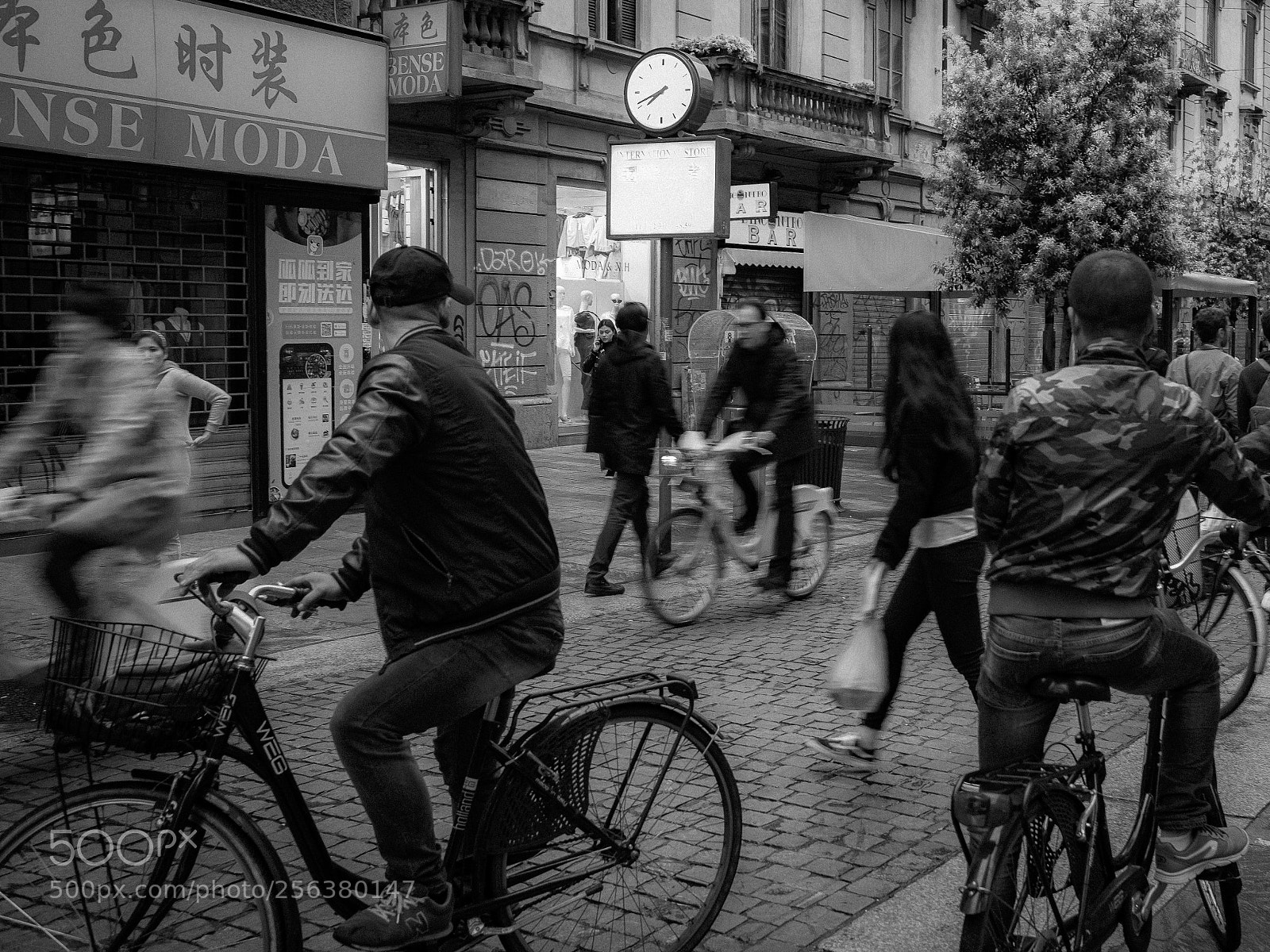 Fujifilm X-T2 sample photo. Waiting to cross photography