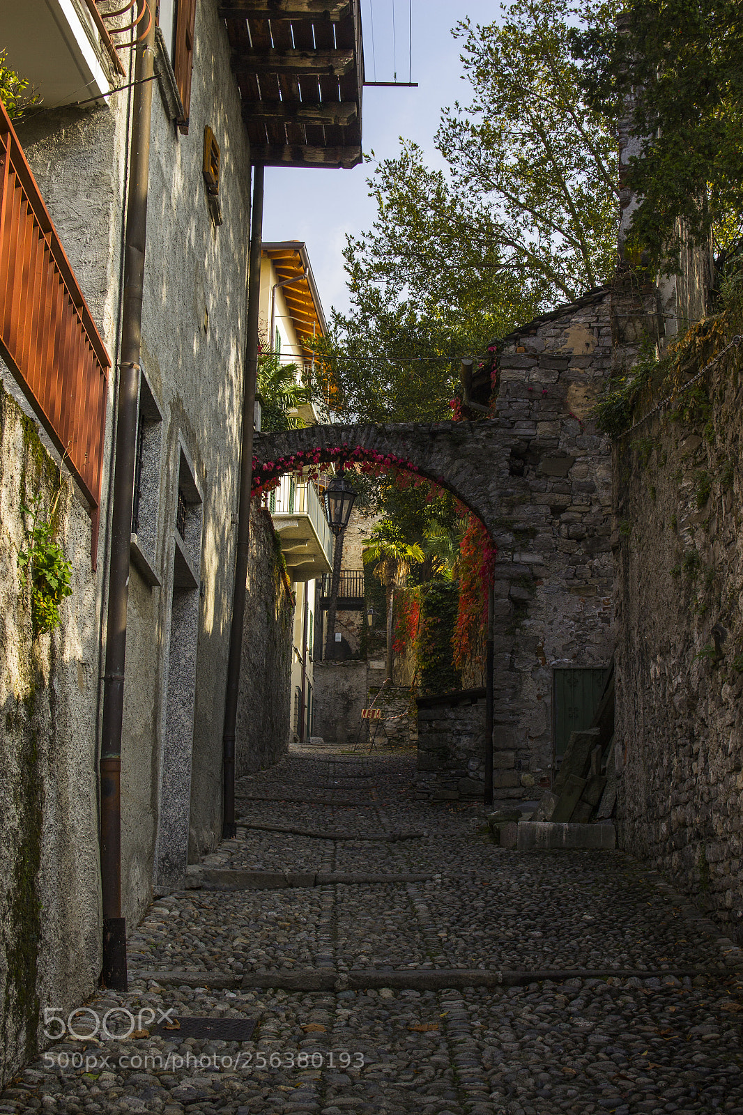 Canon EOS 600D (Rebel EOS T3i / EOS Kiss X5) sample photo. Varenna alley photography