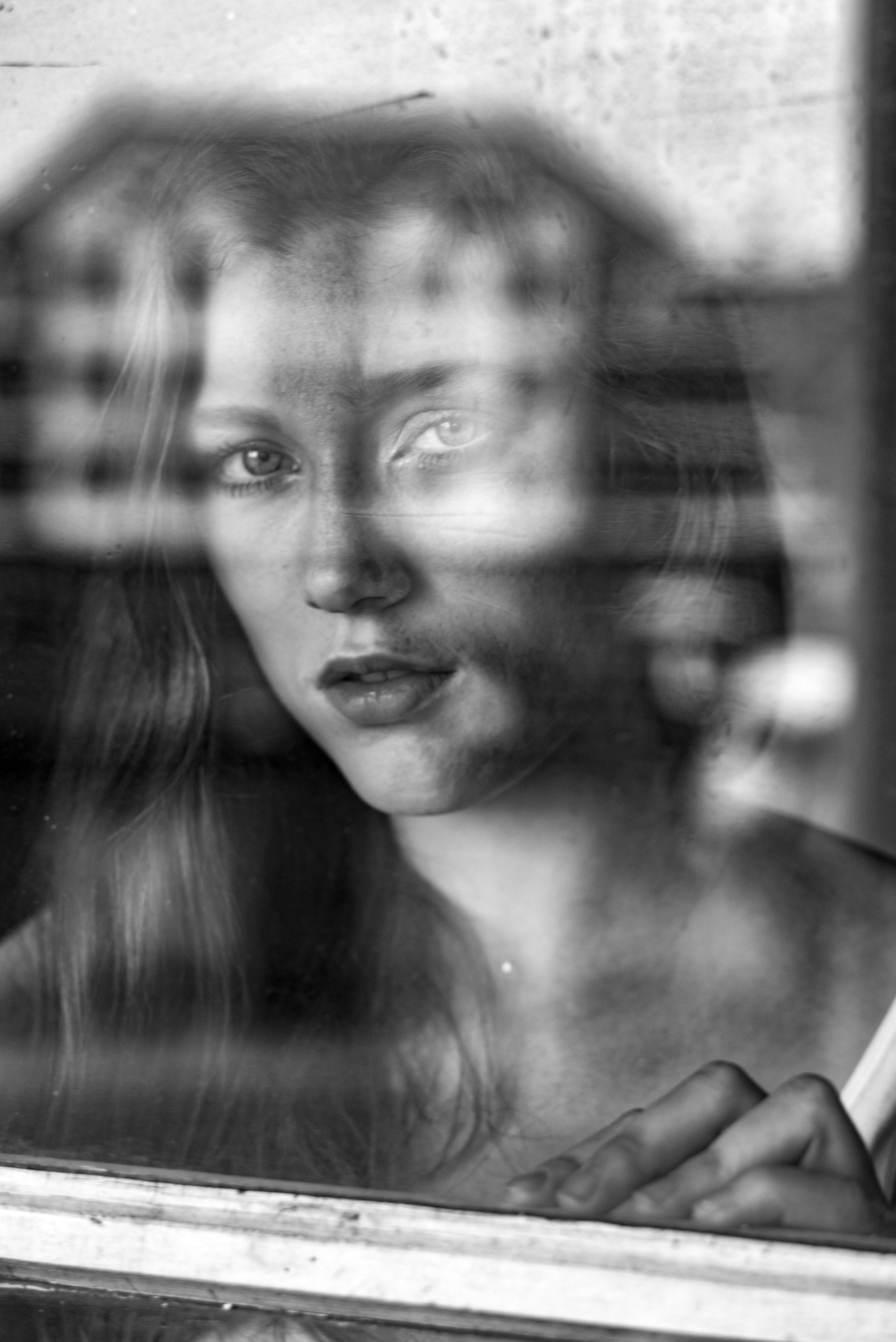 Leica M Monochrom (Typ 246) sample photo. Nice girl, looking through a dirty window... photography