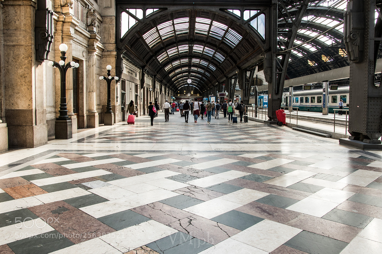Canon EOS 7D Mark II sample photo. Milano centrale photography