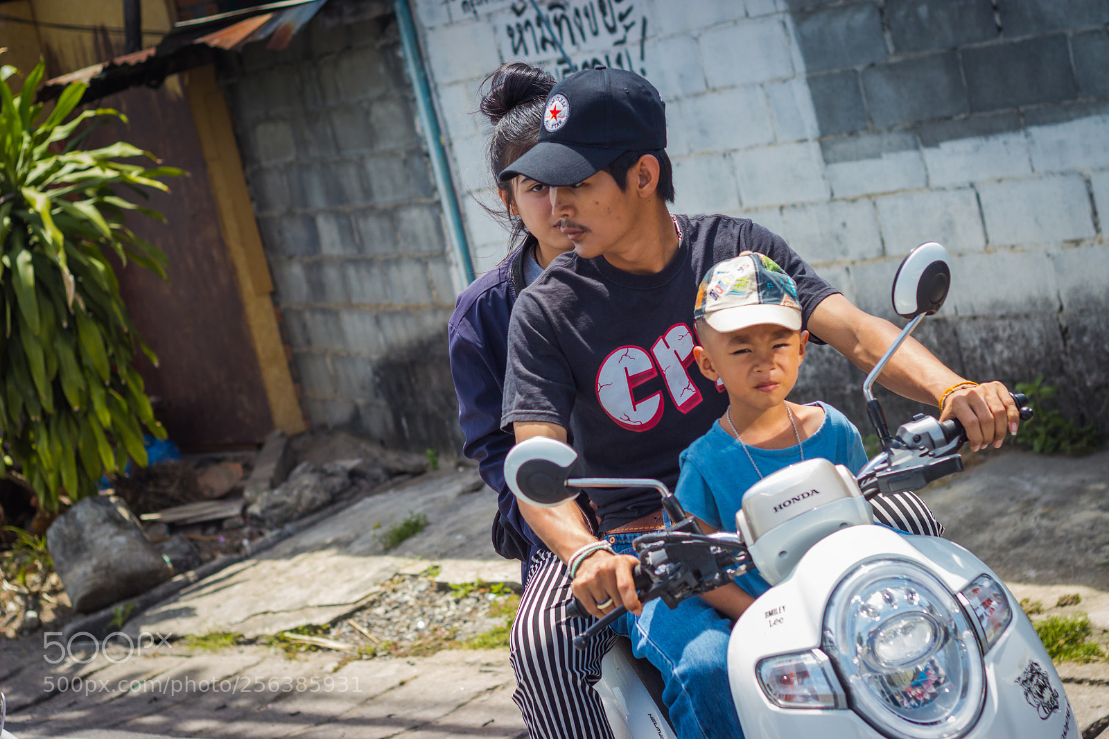 Canon EOS 600D (Rebel EOS T3i / EOS Kiss X5) sample photo. Family on moped photography