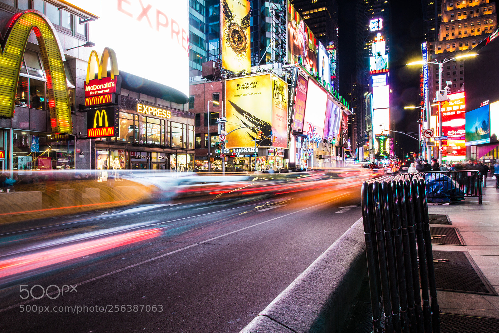 Canon EOS 700D (EOS Rebel T5i / EOS Kiss X7i) sample photo. Times square at night photography
