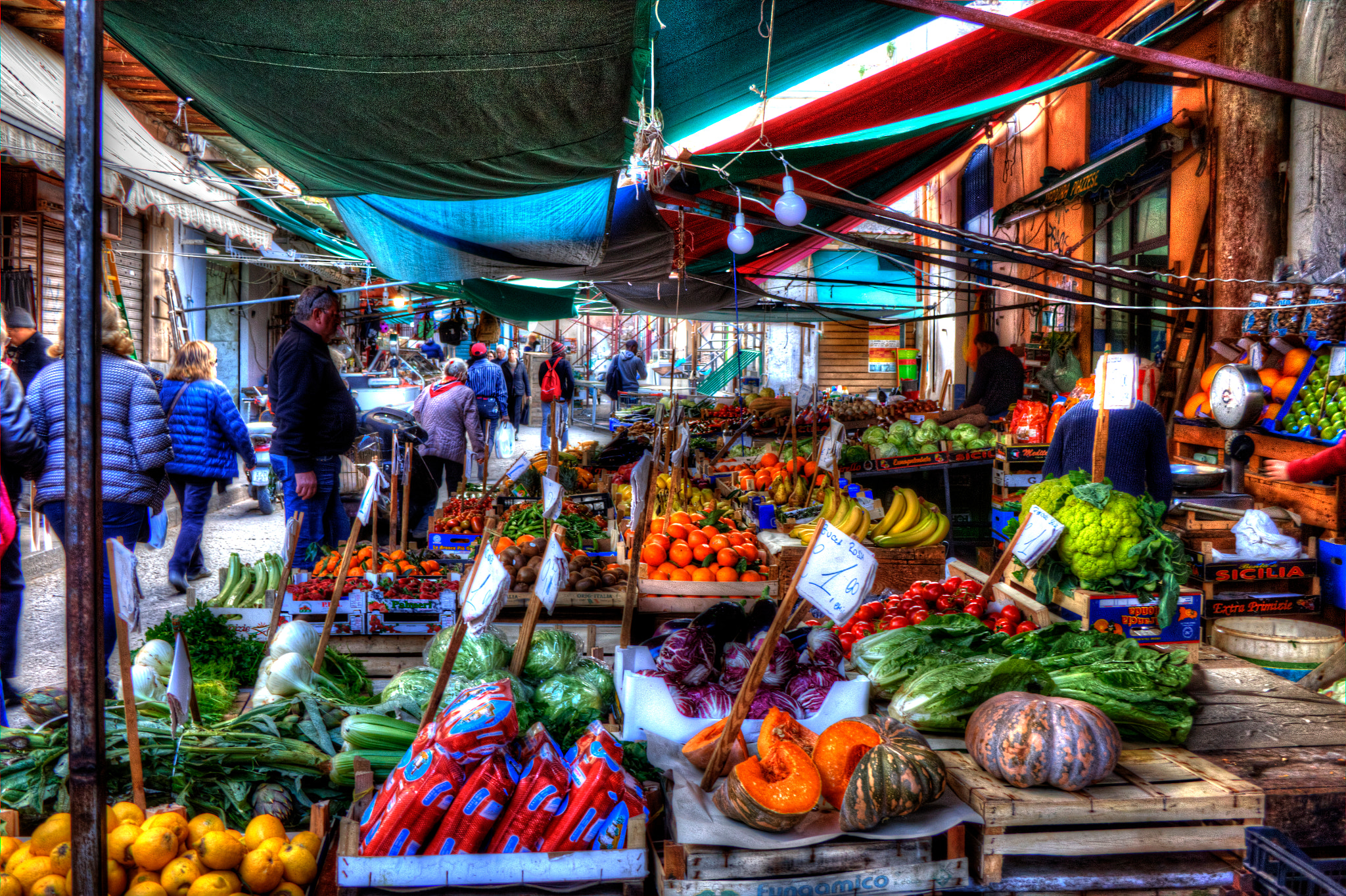 Canon EF-S 18-55mm F3.5-5.6 II sample photo. Palermo street market photography