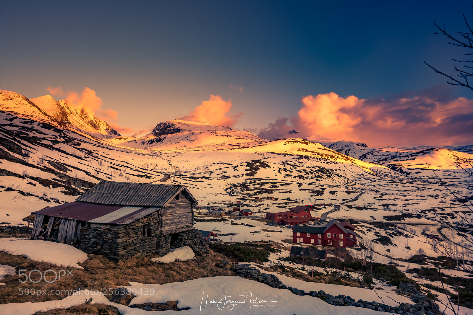 Sony a7R II sample photo. Old cabin, old mountains photography