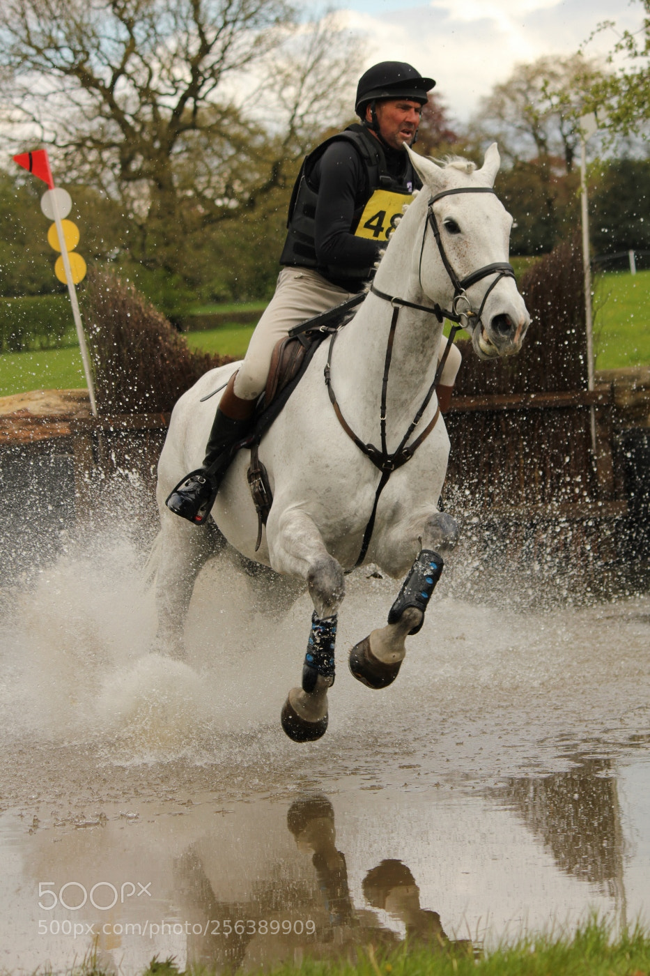 Canon EOS 550D (EOS Rebel T2i / EOS Kiss X4) sample photo. Show jumping water photography