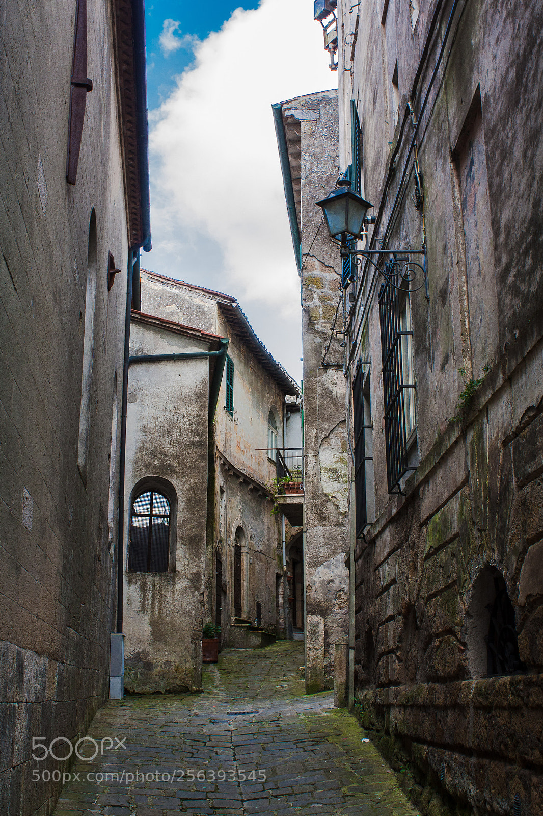 Canon EOS 450D (EOS Rebel XSi / EOS Kiss X2) sample photo. Old alleyway photography