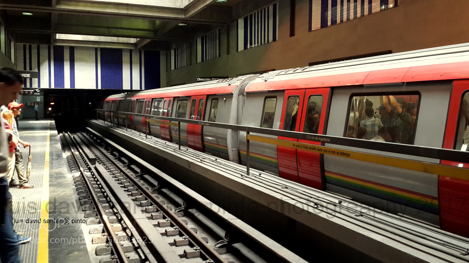 Samsung Galaxy S4 sample photo. Caracas' subway photography