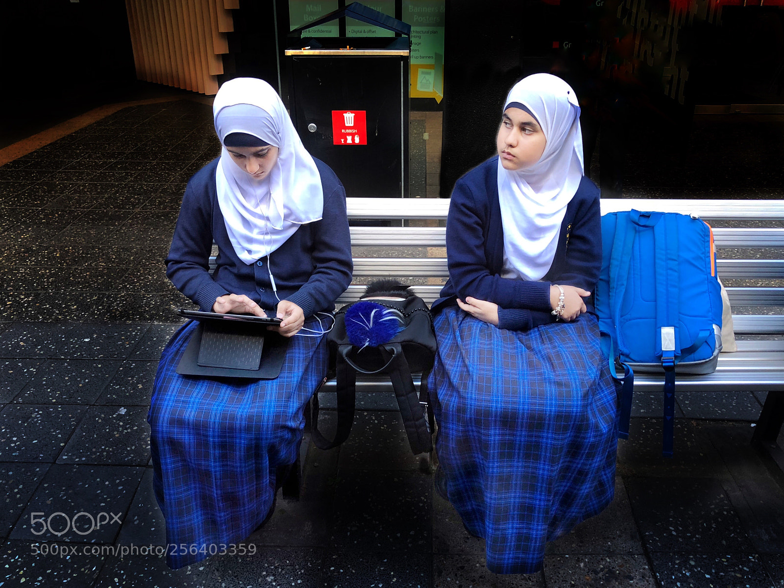 Apple iPhone X sample photo. Waiting for bus home 等车 photography