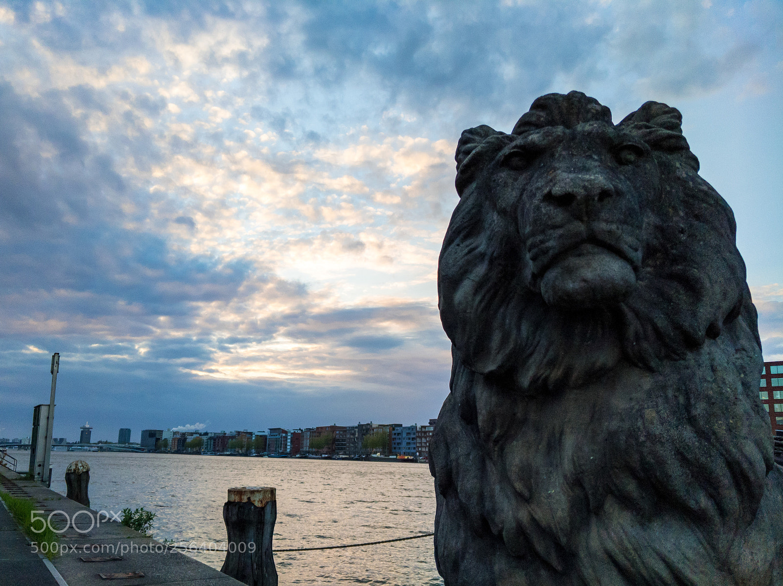 Google Pixel 2 XL sample photo. Lion statue in east photography