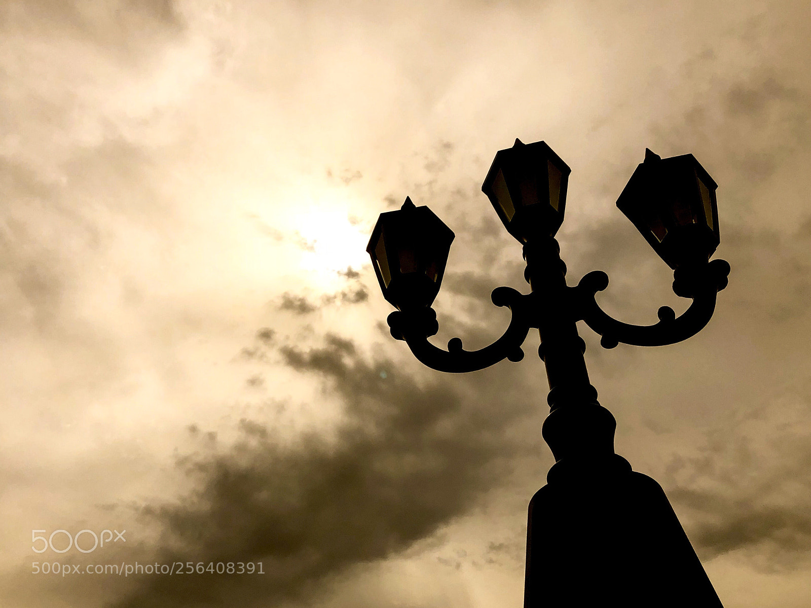 Apple iPhone 8 sample photo. Silhouette of lamppost photography