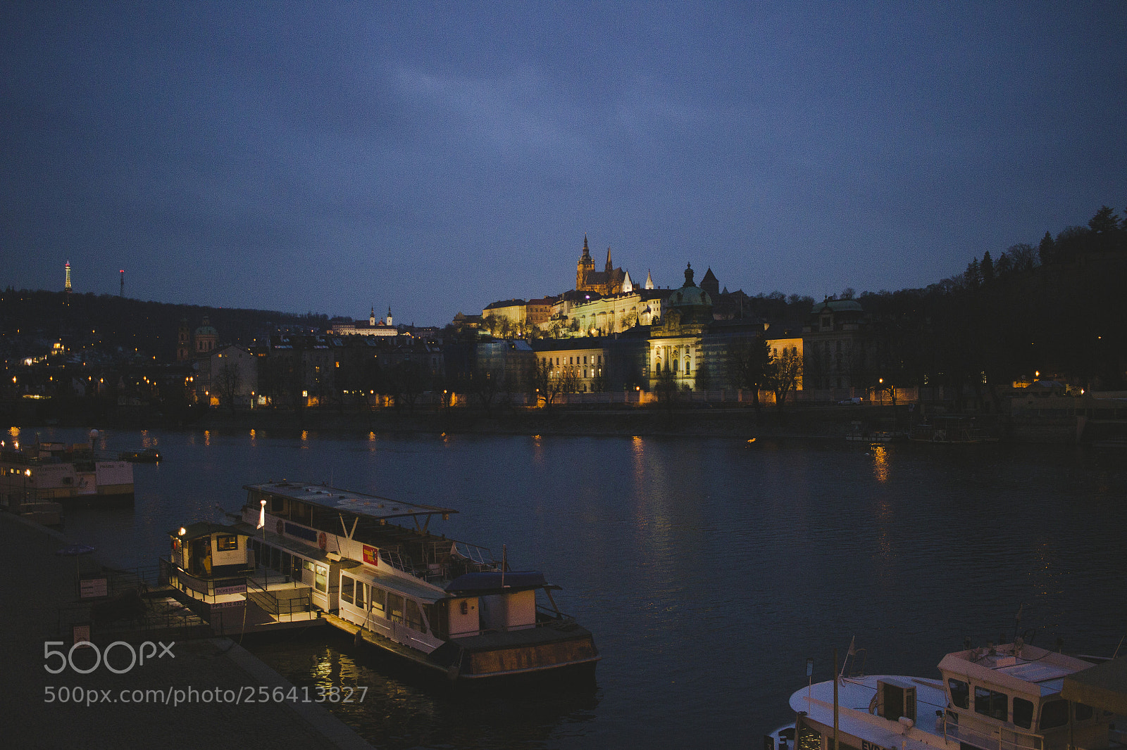 Canon EOS 600D (Rebel EOS T3i / EOS Kiss X5) sample photo. Lights on the vlatva photography
