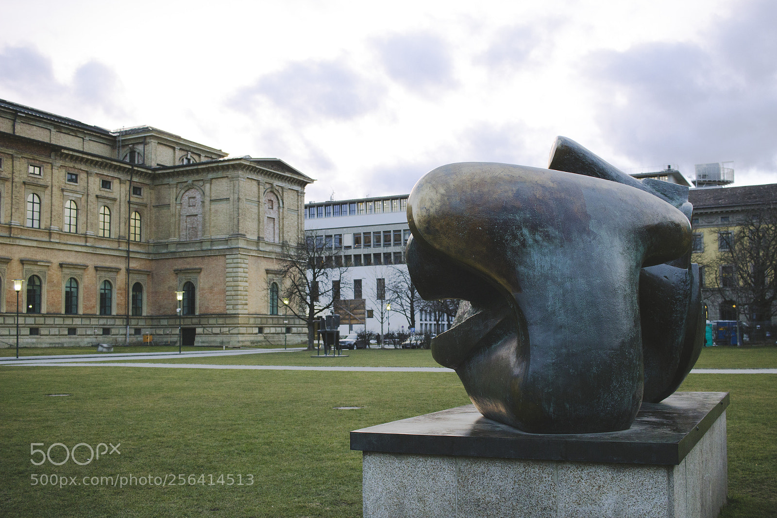 Canon EOS 600D (Rebel EOS T3i / EOS Kiss X5) sample photo. Munich sculpture photography
