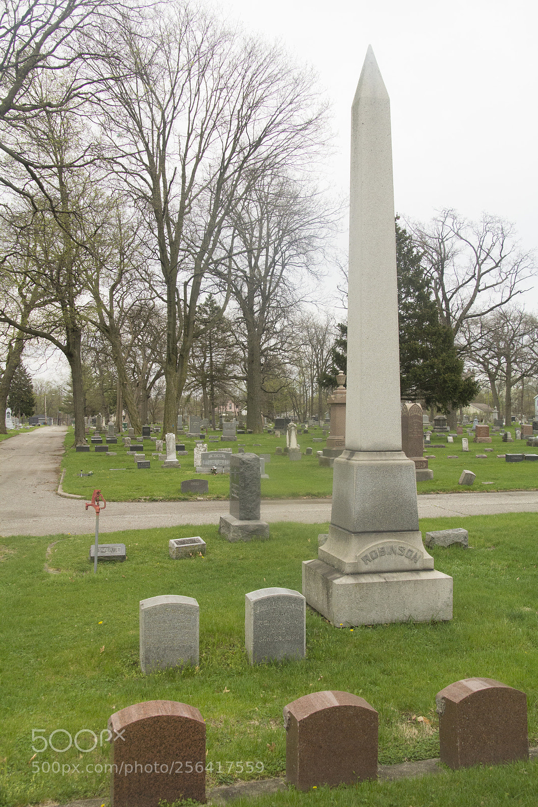 Canon EOS 1200D (EOS Rebel T5 / EOS Kiss X70 / EOS Hi) sample photo. Tall monumental gravestone. photography