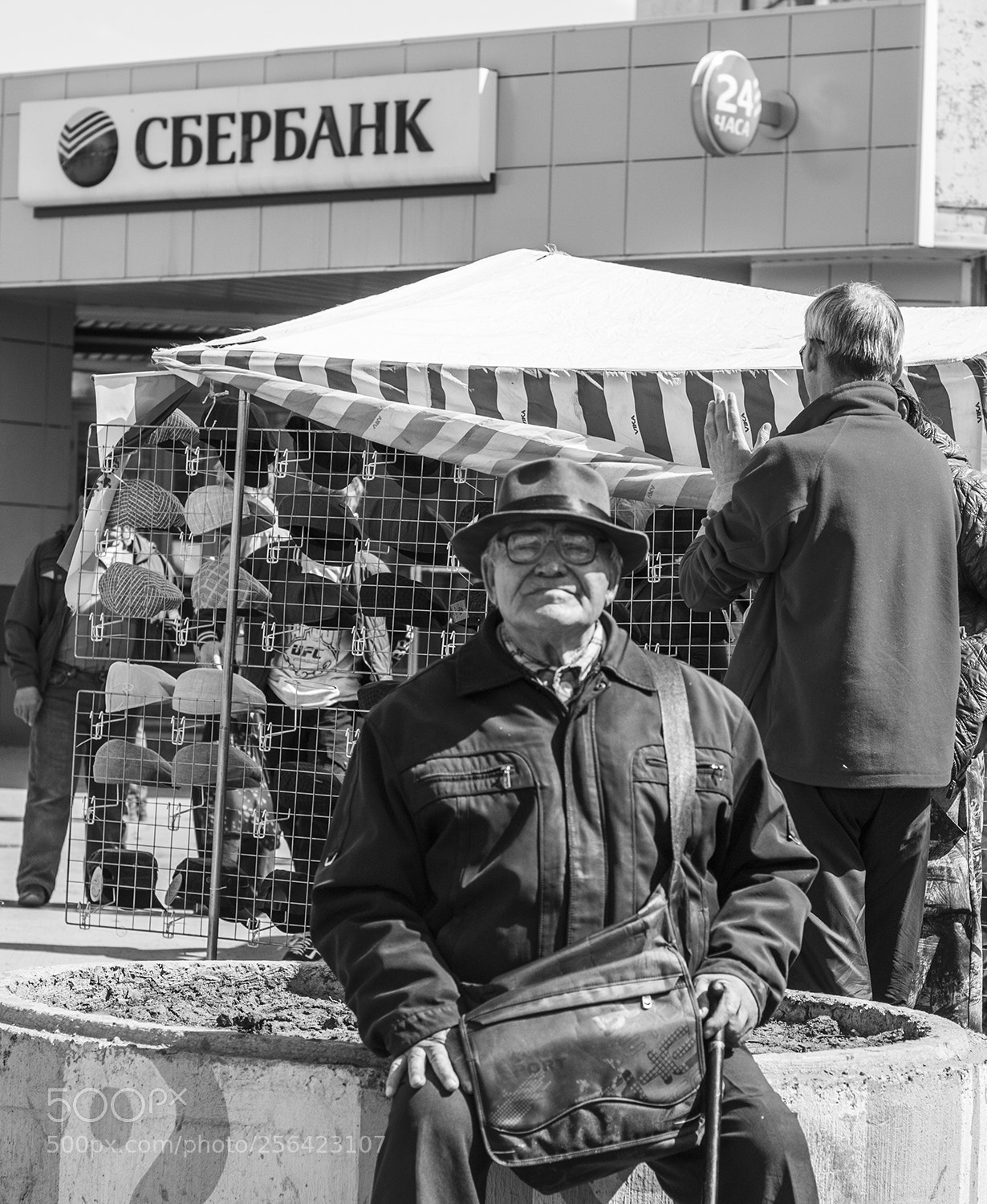 Canon EOS 100D (EOS Rebel SL1 / EOS Kiss X7) sample photo. Old man photography