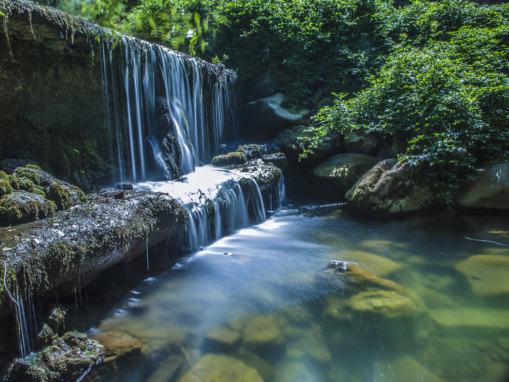 Olympus E-450 (EVOLT E-450) sample photo. Tiny waterfall photography