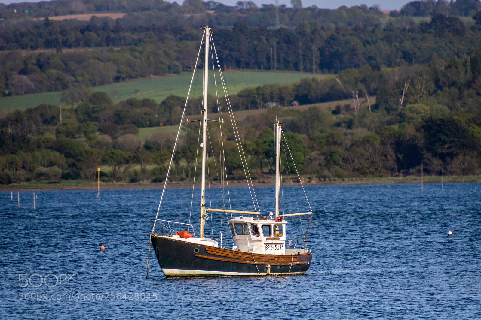 Canon EOS 750D (EOS Rebel T6i / EOS Kiss X8i) sample photo. A boat between sea photography