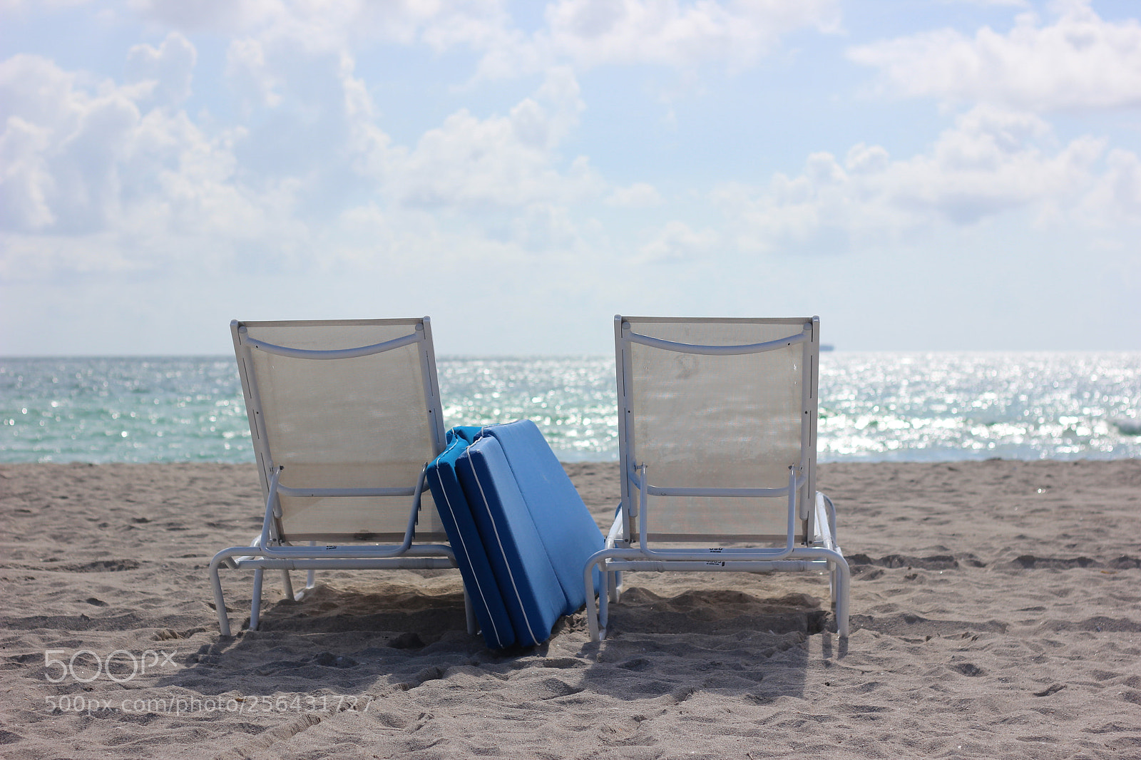 Canon EOS 600D (Rebel EOS T3i / EOS Kiss X5) + Canon EF 50mm F1.8 II sample photo. Empty seats at miami photography
