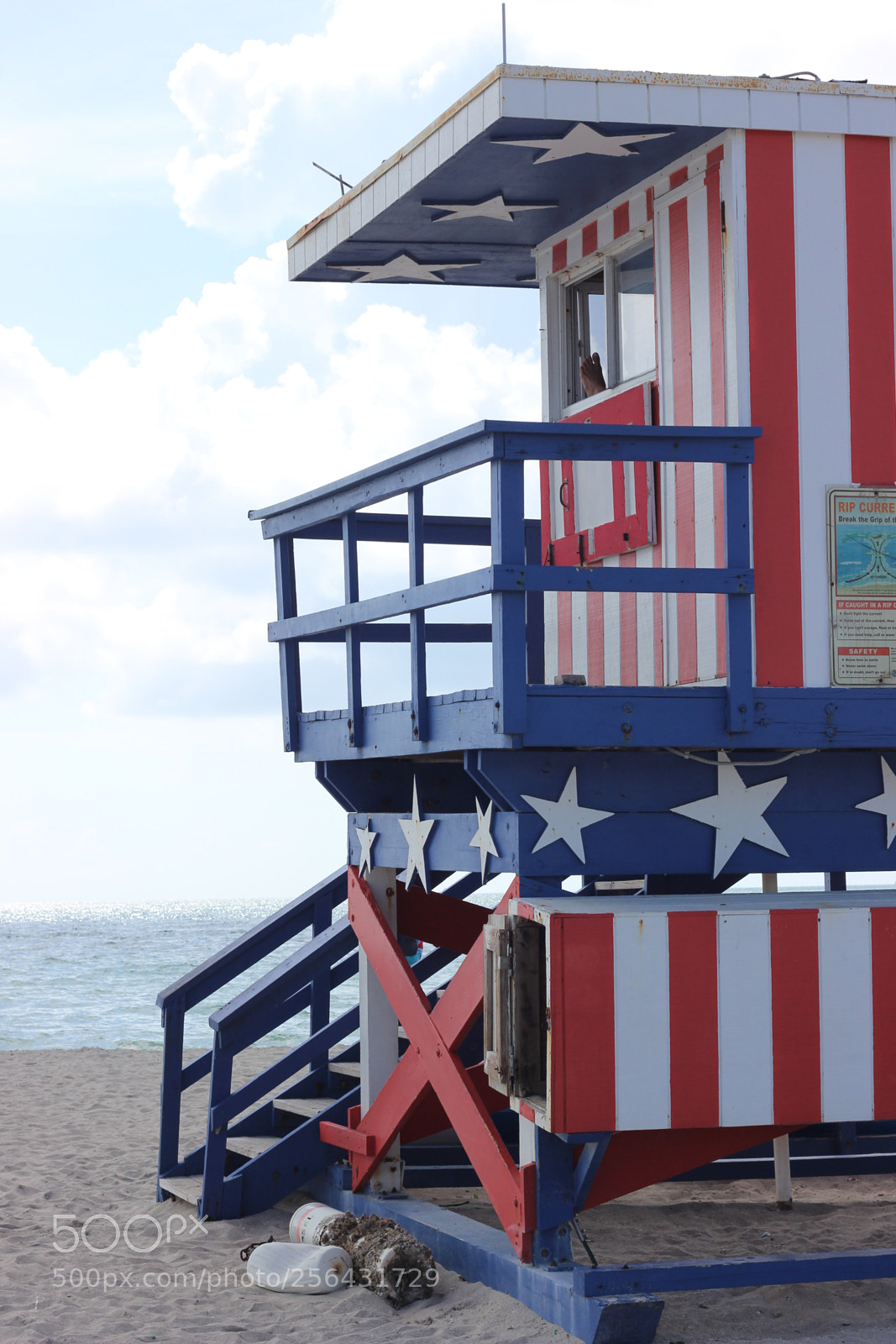 Canon EOS 600D (Rebel EOS T3i / EOS Kiss X5) + Canon EF 50mm F1.8 II sample photo. Lifeguard hut in miami photography