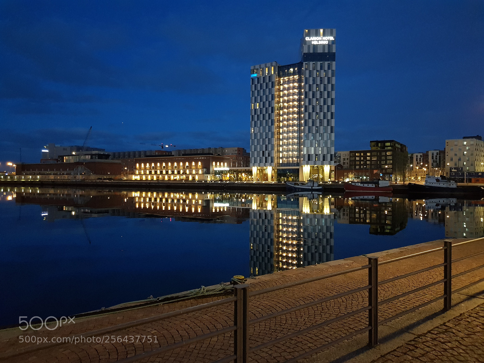 Samsung Galaxy S8 sample photo. Helsinki harbour nights photography
