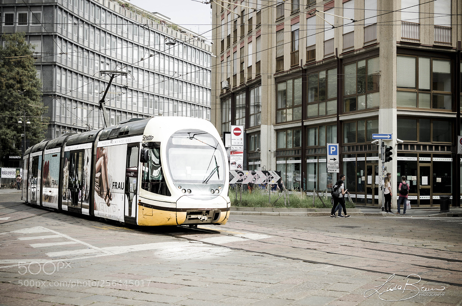 Nikon D5100 sample photo. Il classico tram tram photography