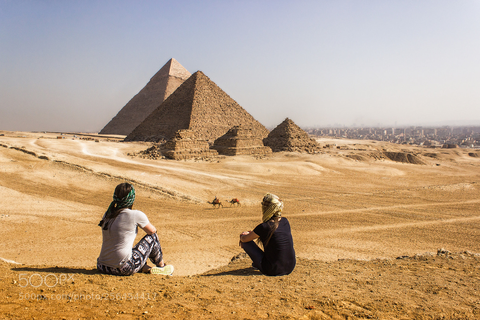 Canon EOS 600D (Rebel EOS T3i / EOS Kiss X5) sample photo. Girls in egyptian pyramids photography