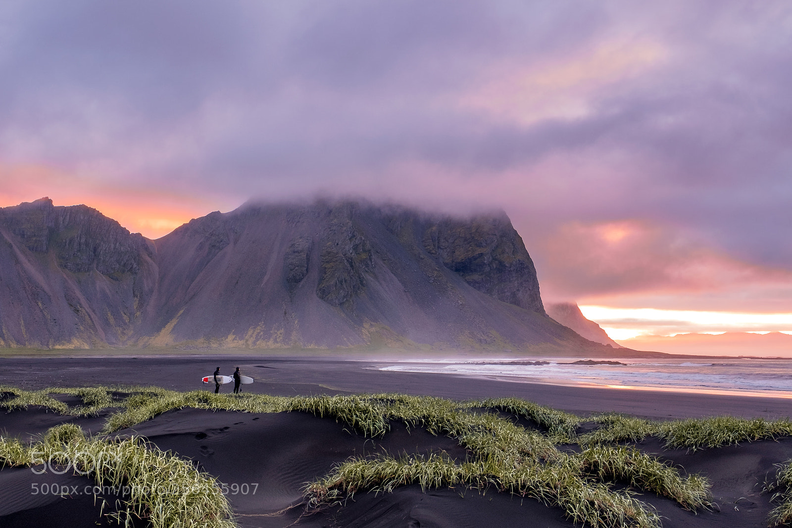 Fujifilm X-T2 sample photo. Vestrahorn surfers photography