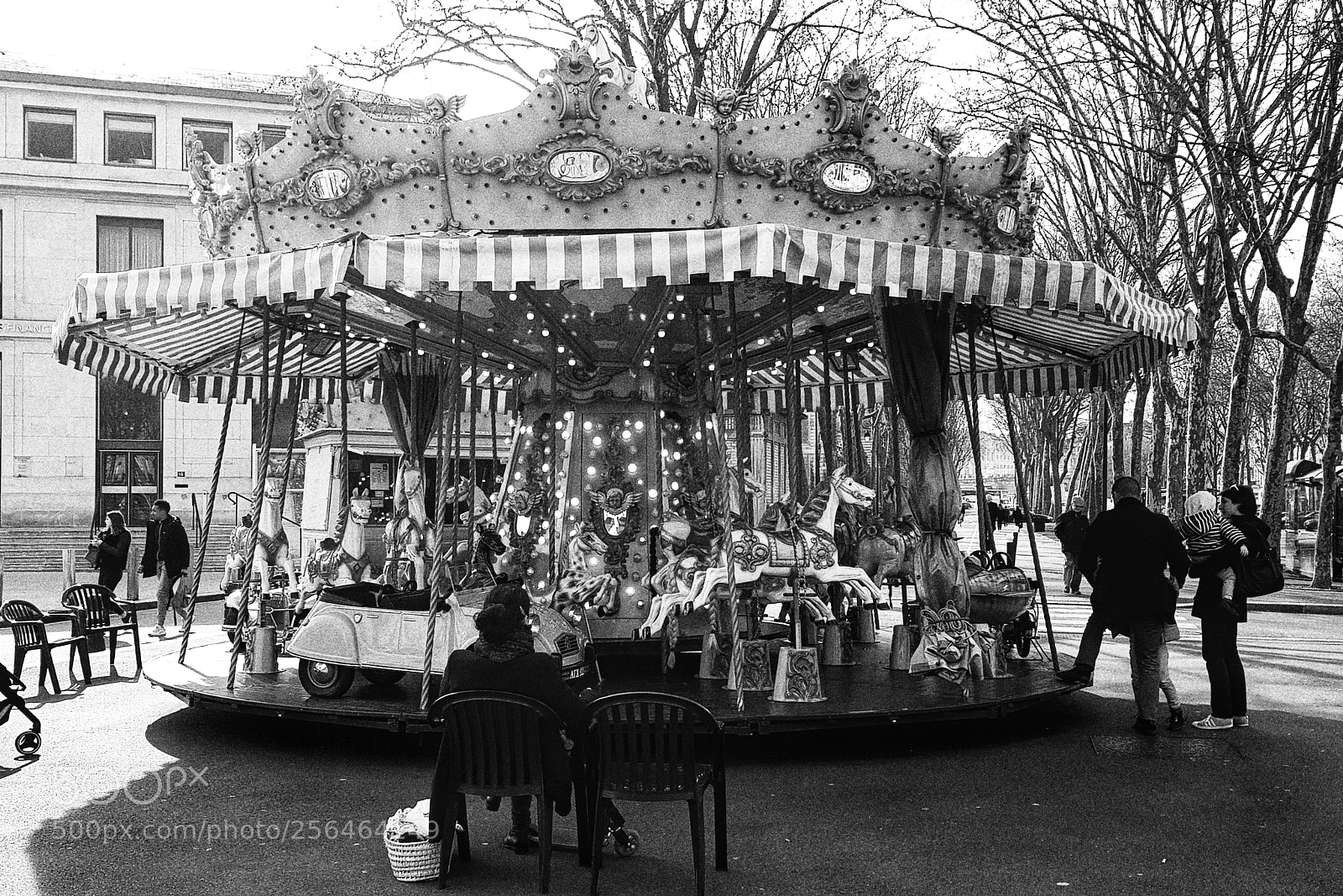 Samsung Galaxy S8+ sample photo. #calesita #carousel #blackandwhite #paris?? photography