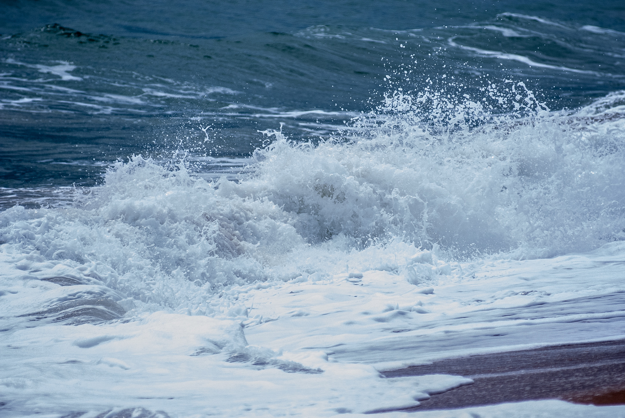 Fujifilm FinePix S5 Pro sample photo. Wave on the beach photography