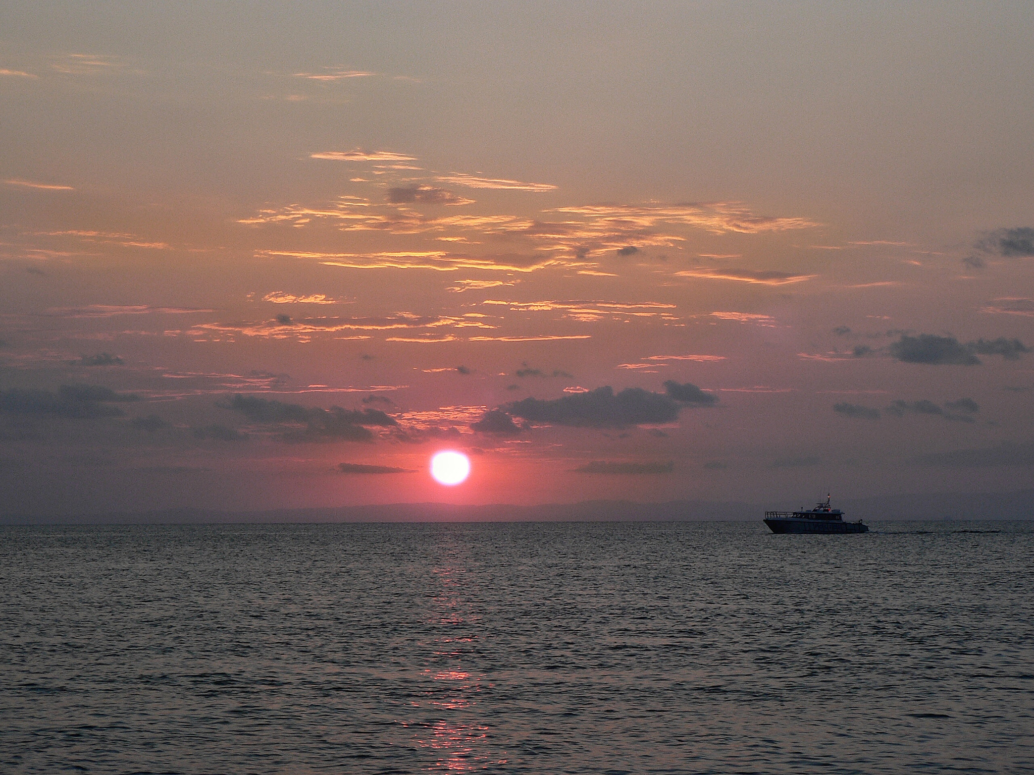 Panasonic DMC-FZ5 sample photo. Calm seas photography