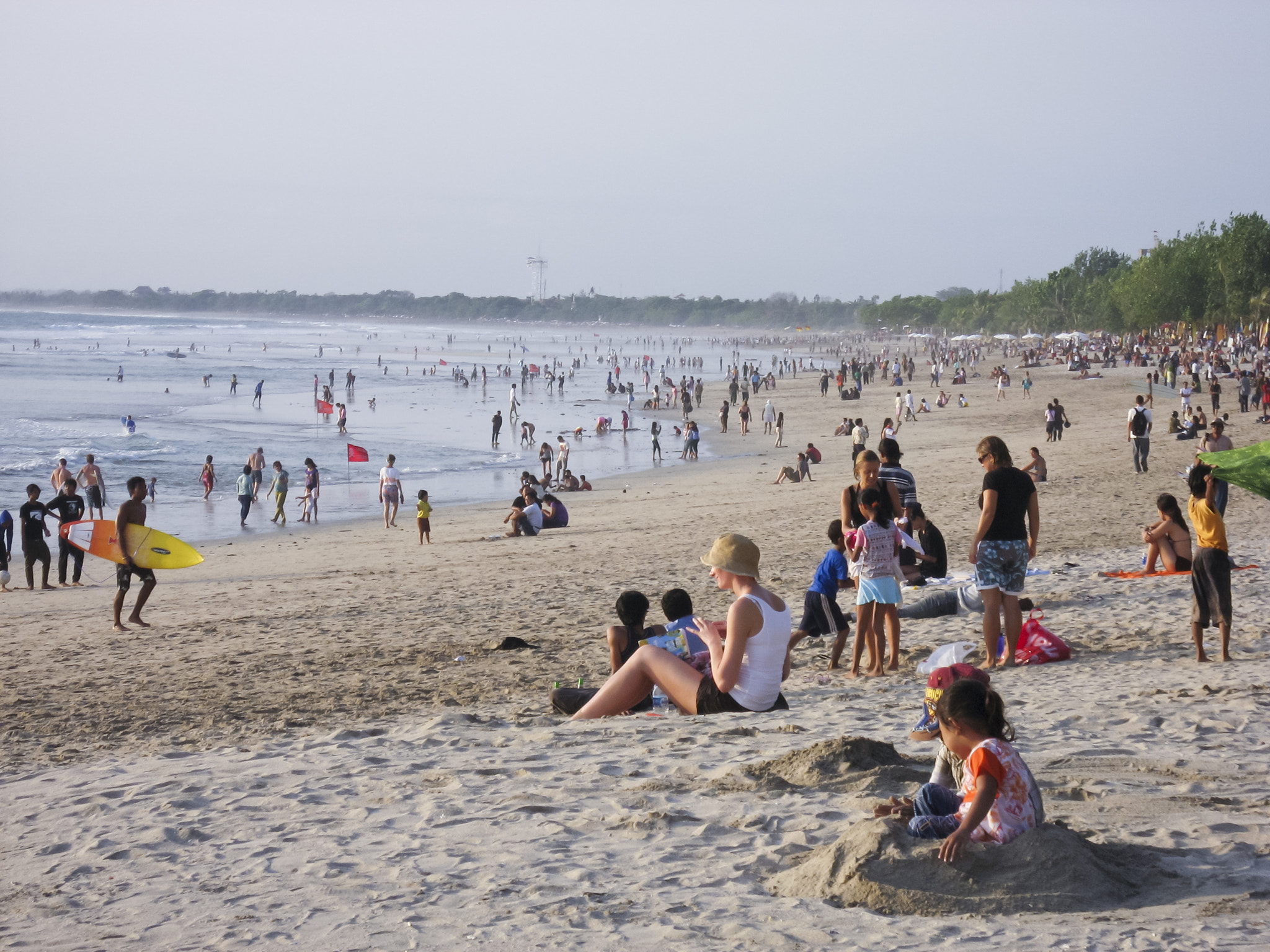 Canon DIGITAL IXUS 800 IS sample photo. People on crowded kuta beach bali photography