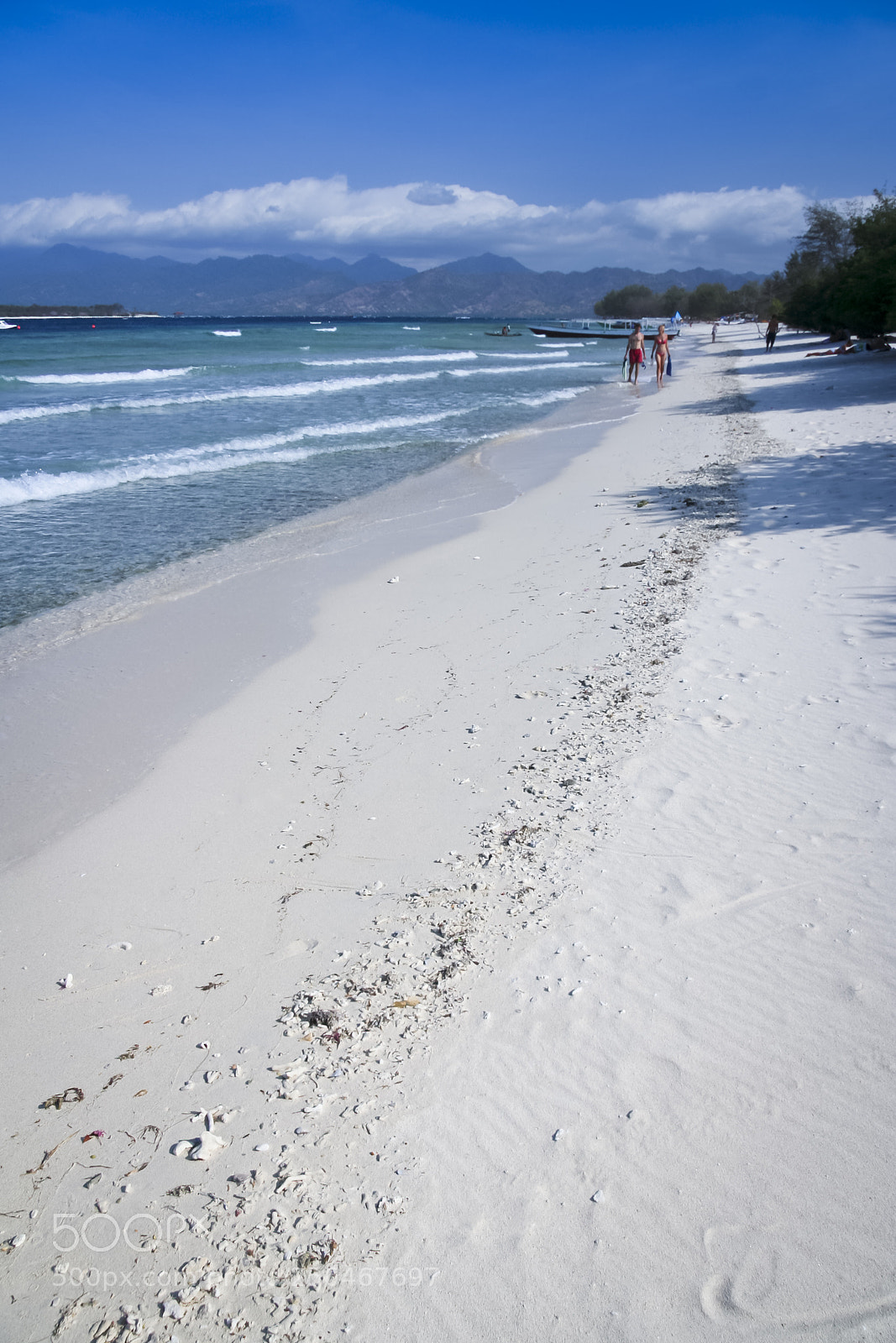 Canon EOS 350D (EOS Digital Rebel XT / EOS Kiss Digital N) sample photo. Couple walking gili trawangan photography