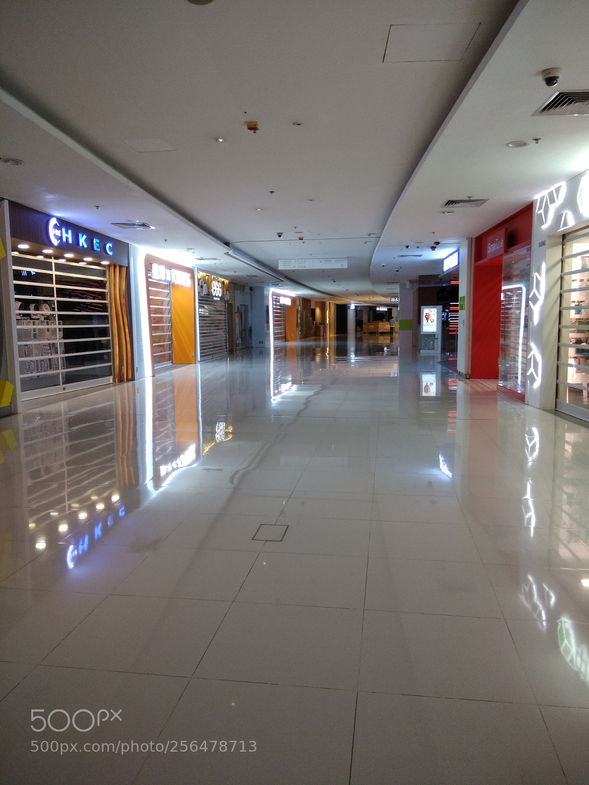 Xiaomi Redmi Note 4 sample photo. Shopping mall in silence photography