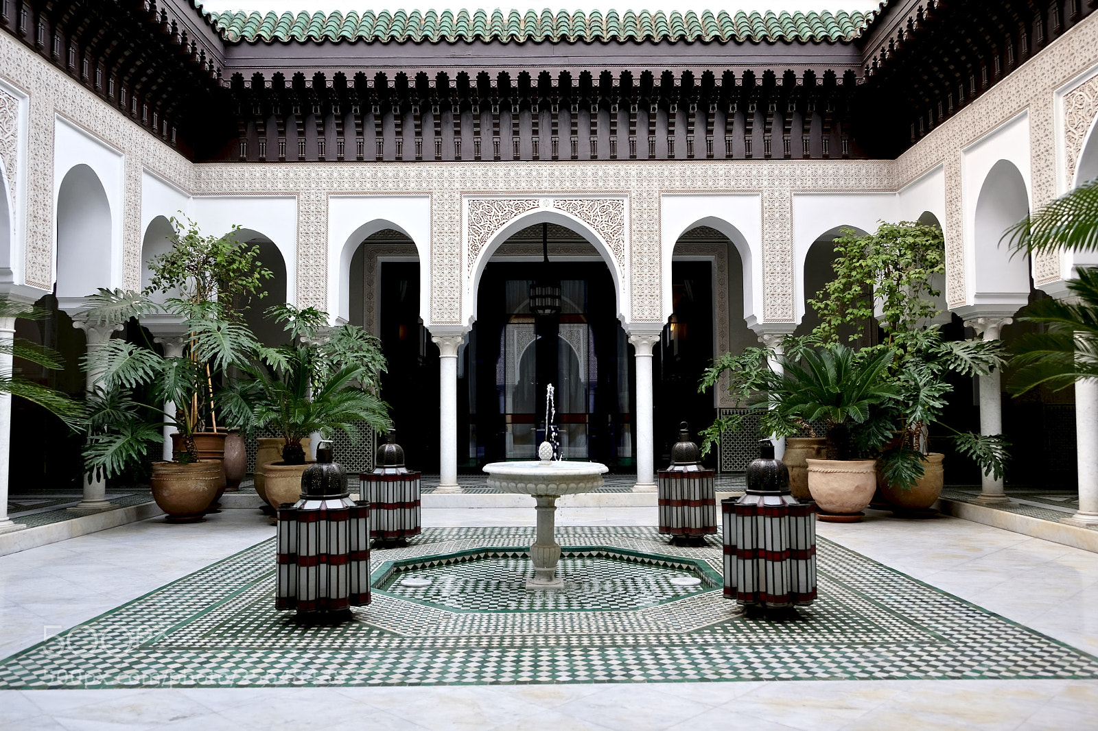 Fujifilm X-T2 sample photo. Fountain in a patio photography