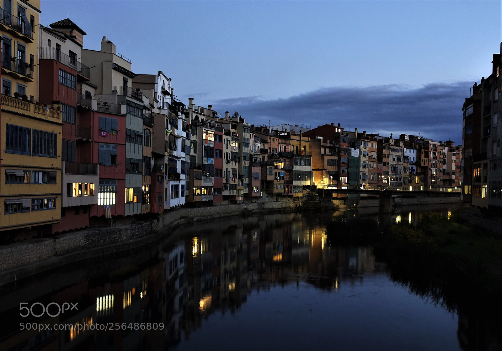 Sony Cyber-shot DSC-HX90V sample photo. Girona by night. photography