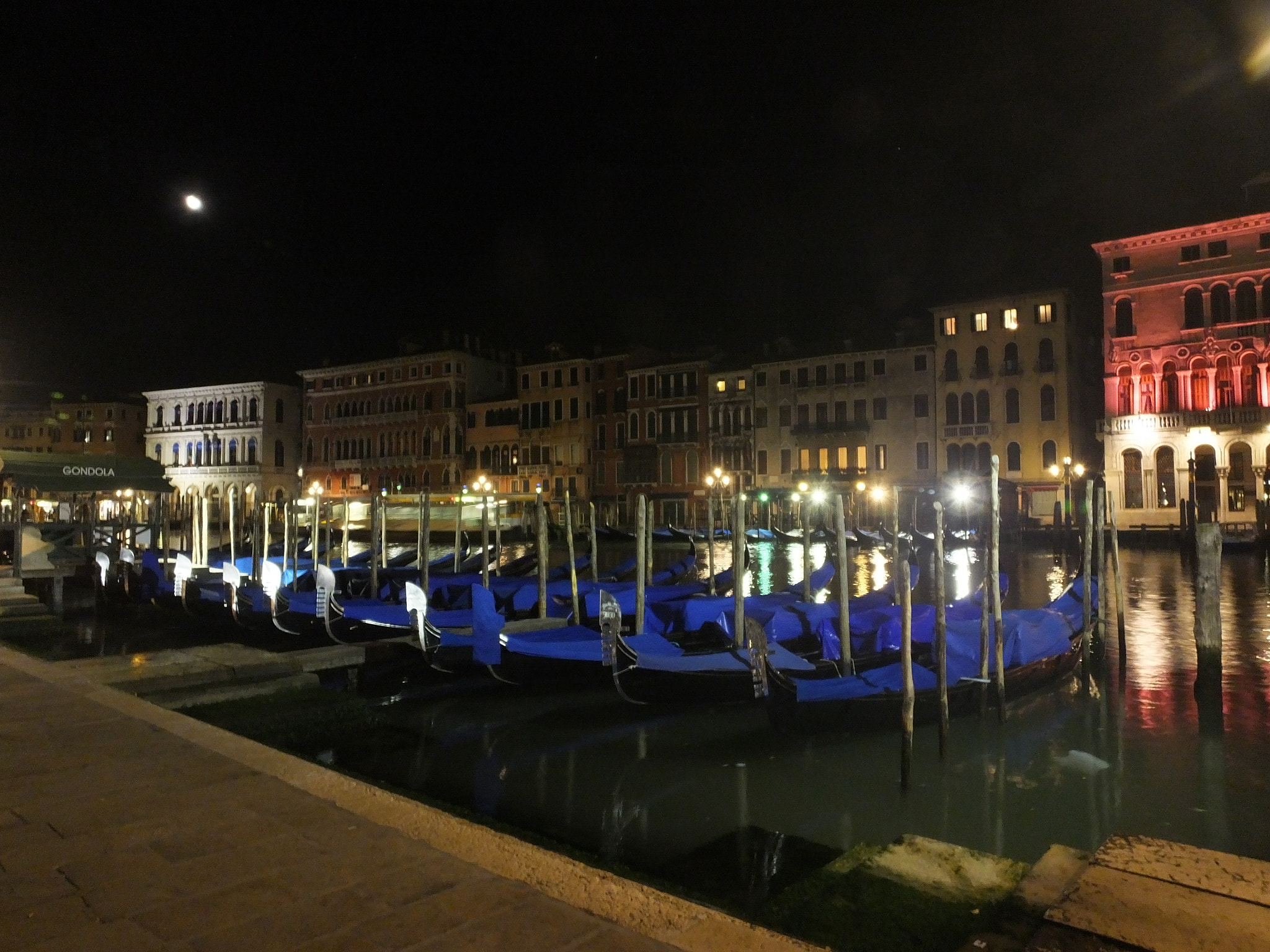 Fujifilm FinePix HS50 EXR sample photo. Venice's night photography