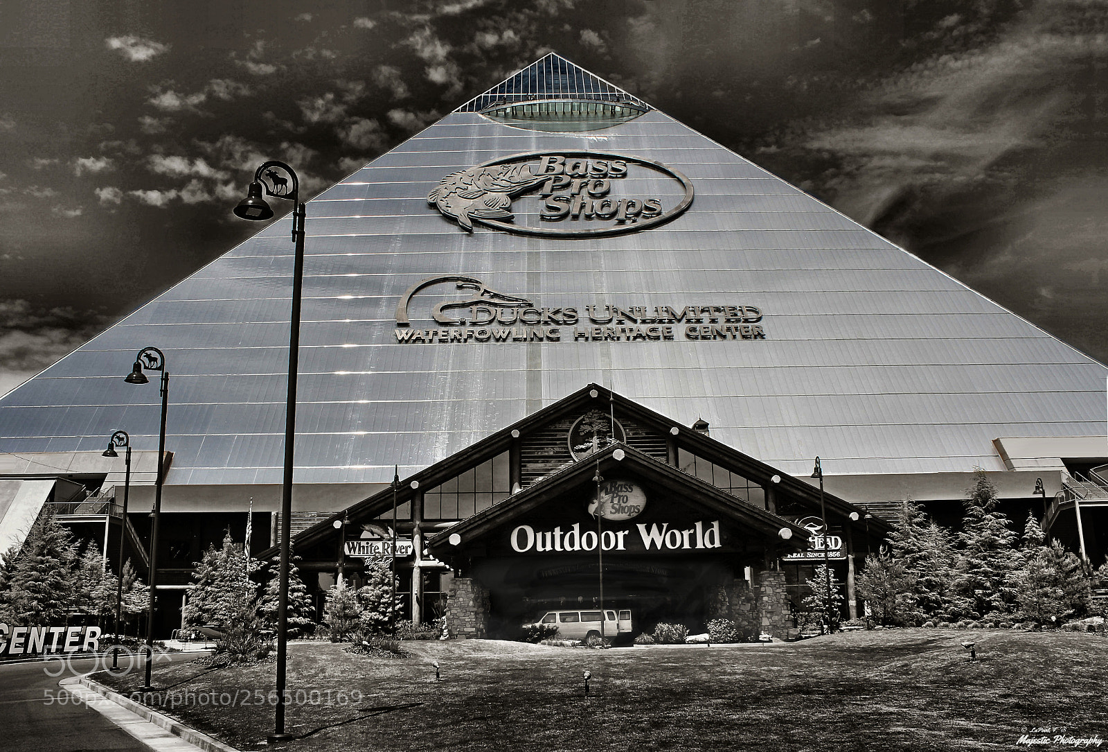 Canon EOS 1100D (EOS Rebel T3 / EOS Kiss X50) sample photo. Bass pro shops pyramid photography