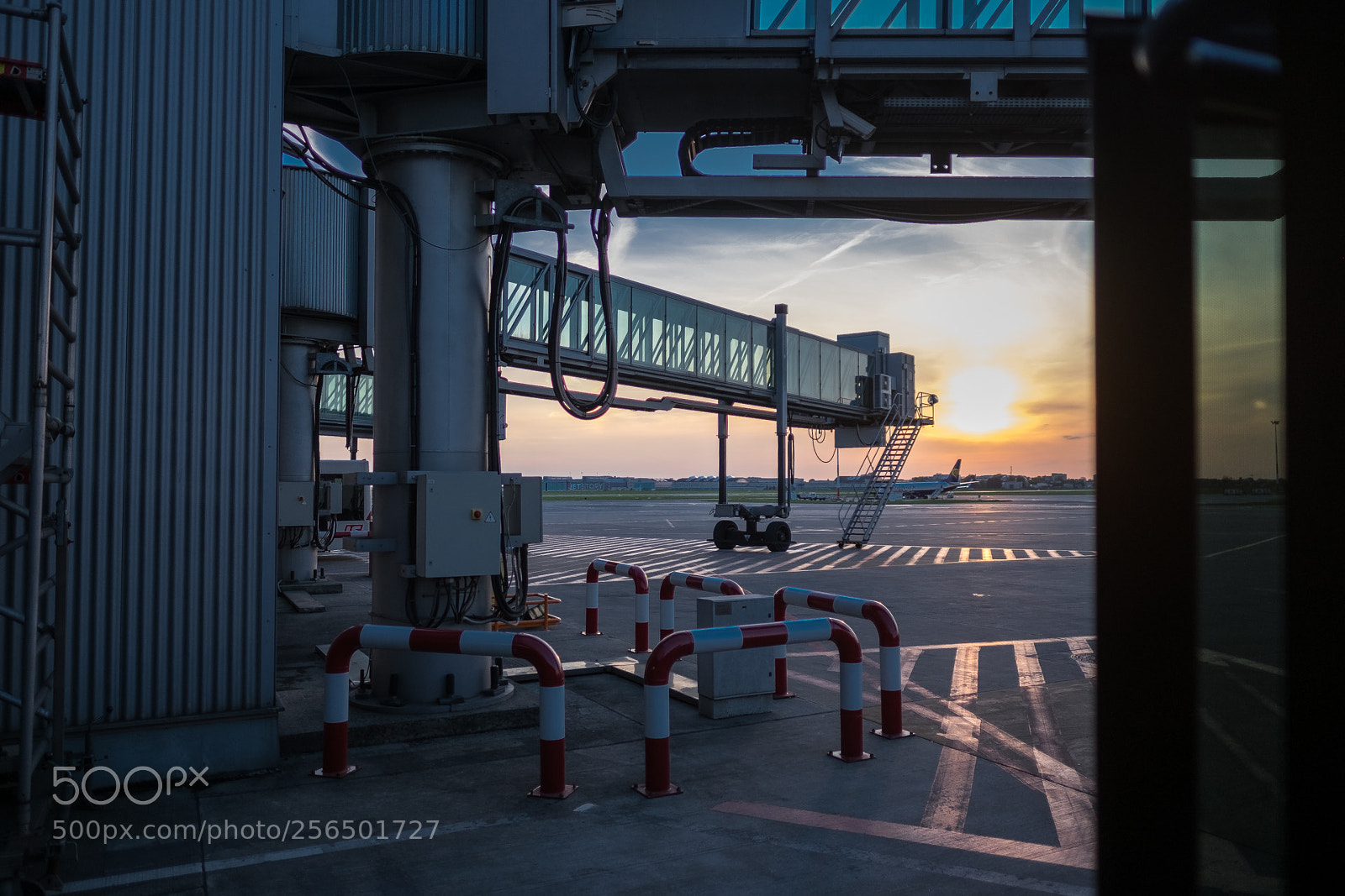 Fujifilm X-T10 sample photo. Sunset passengers photography