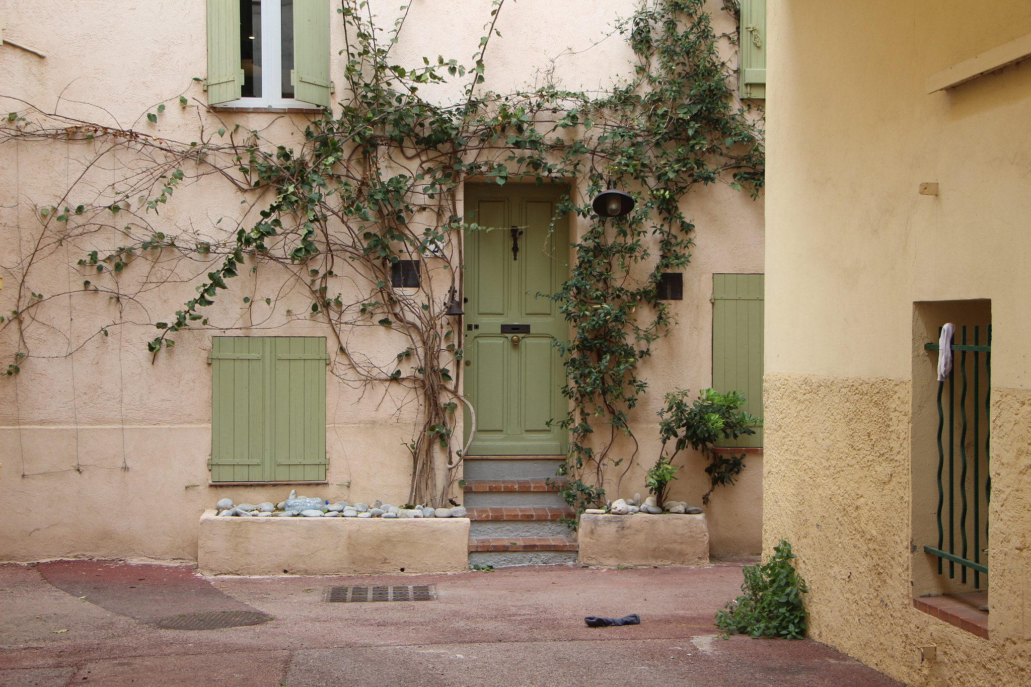 Canon EOS 100D (EOS Rebel SL1 / EOS Kiss X7) sample photo. Porte, vieil antibes photography