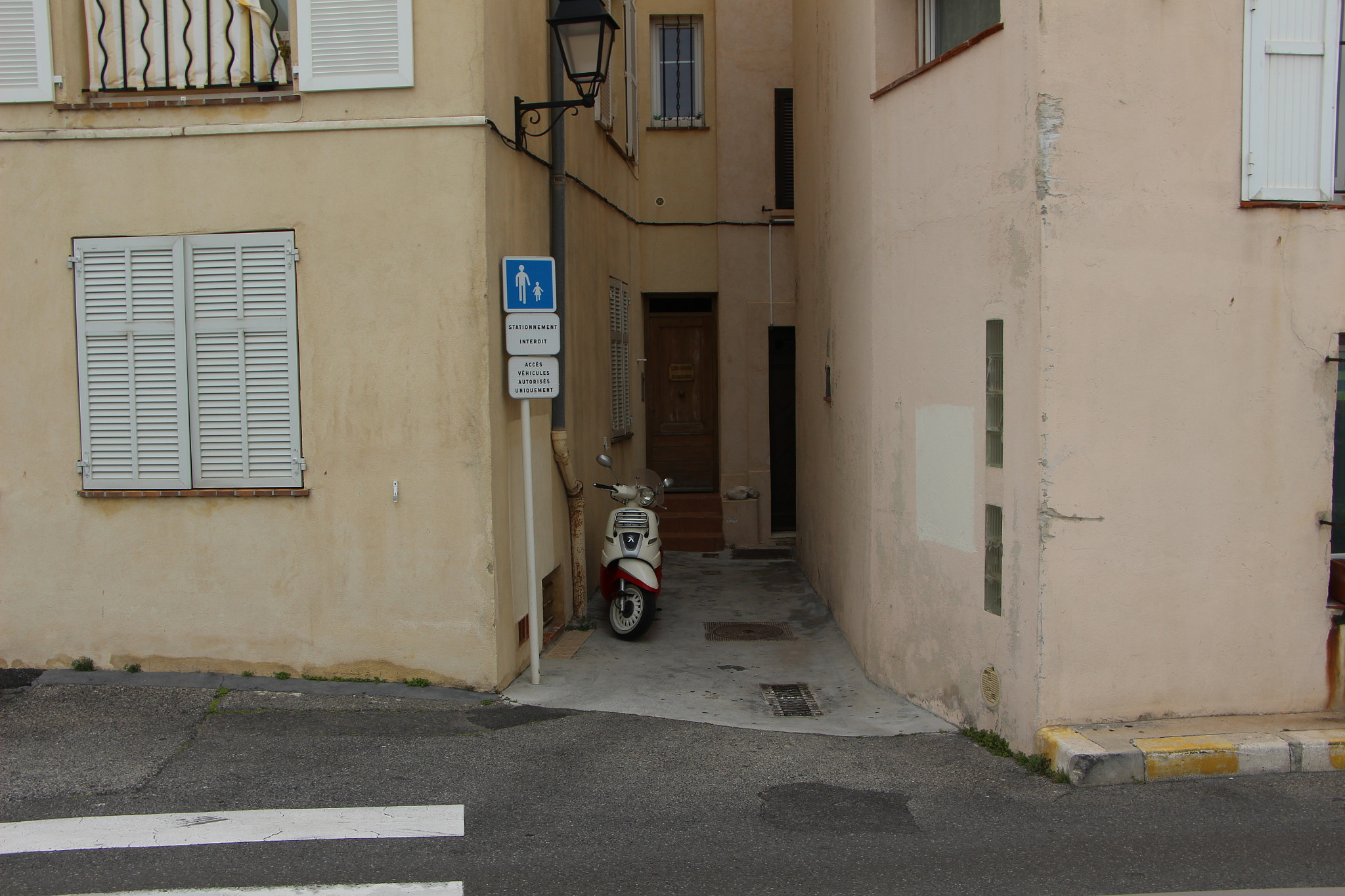 Canon EOS 100D (EOS Rebel SL1 / EOS Kiss X7) sample photo. Scooter sur les remparts d'antibes photography